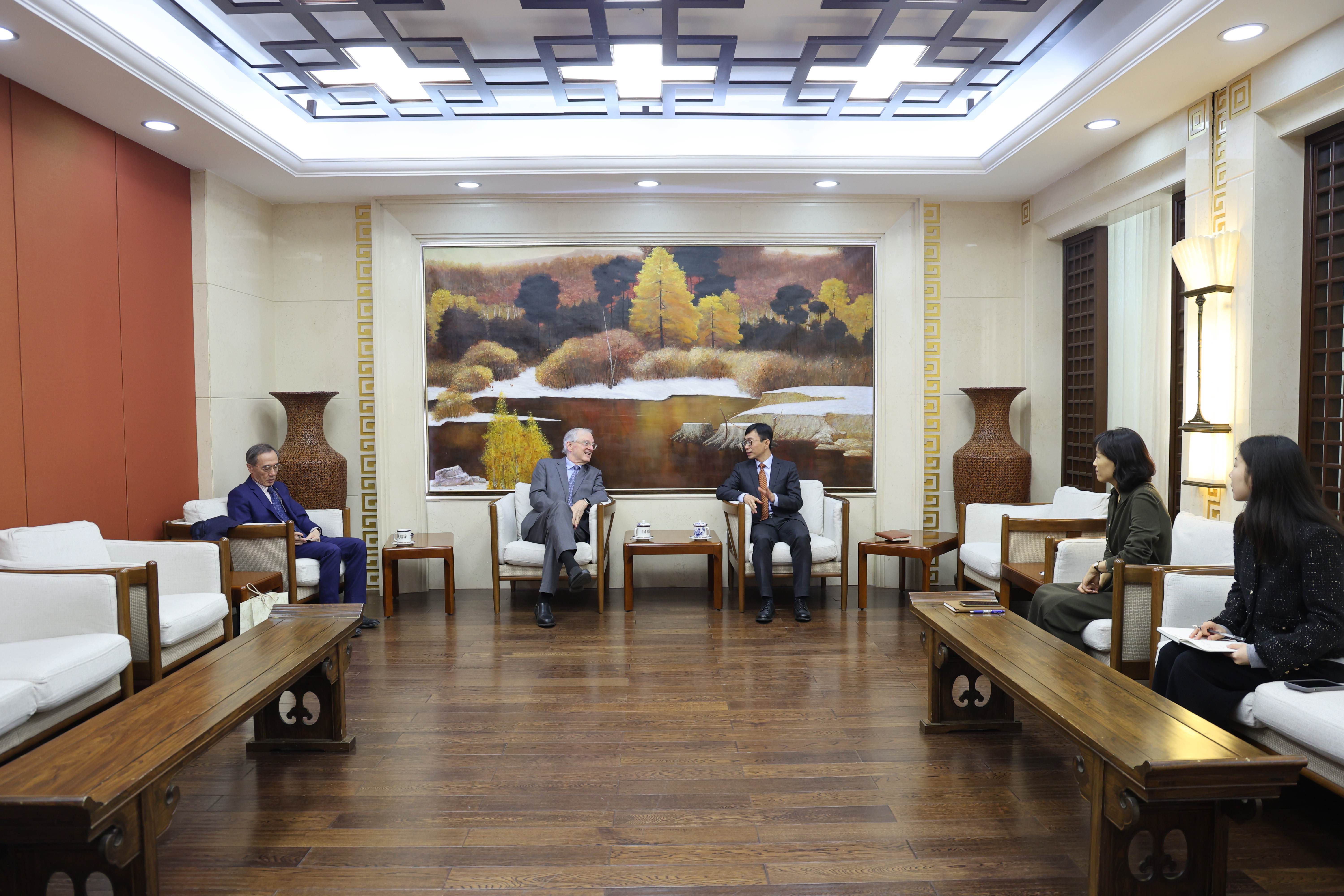 Professor Jacques Fremont, Honorary President of the University of Ottawa, visits CASS Institute of International Law and CASS Institute of Law