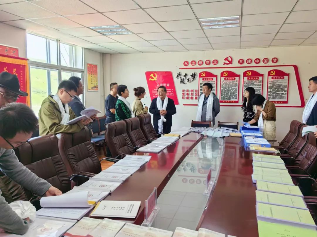 A research team of CASS Institute of Law led by Professor Mo Jihong carries out field investigations in Gannan Prefecture of Gansu Province