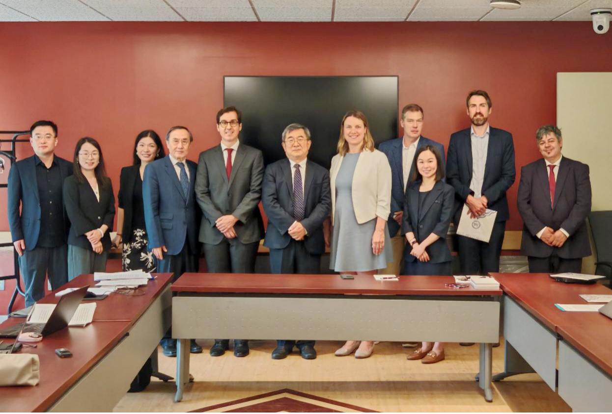 A Delegation of CASS Institute of Law visits in Canada